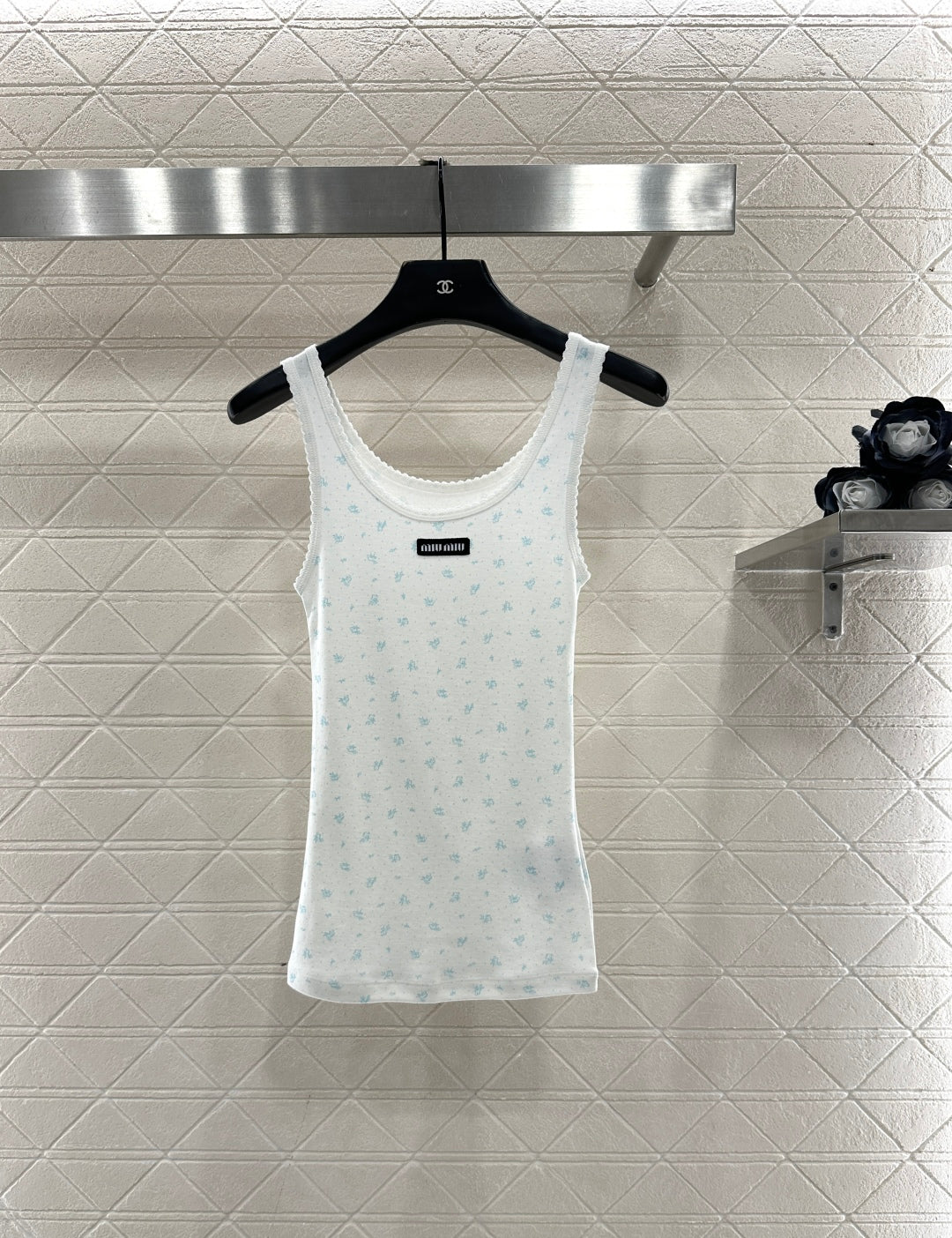 Slim fit U-neck floral vest