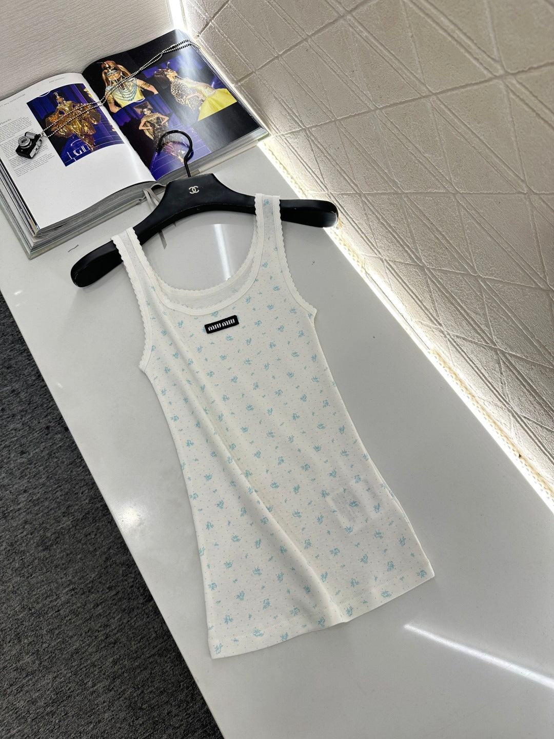 Slim fit U-neck floral vest