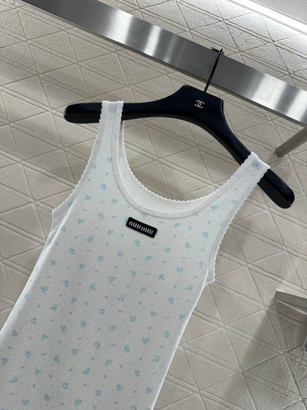 Slim fit U-neck floral vest