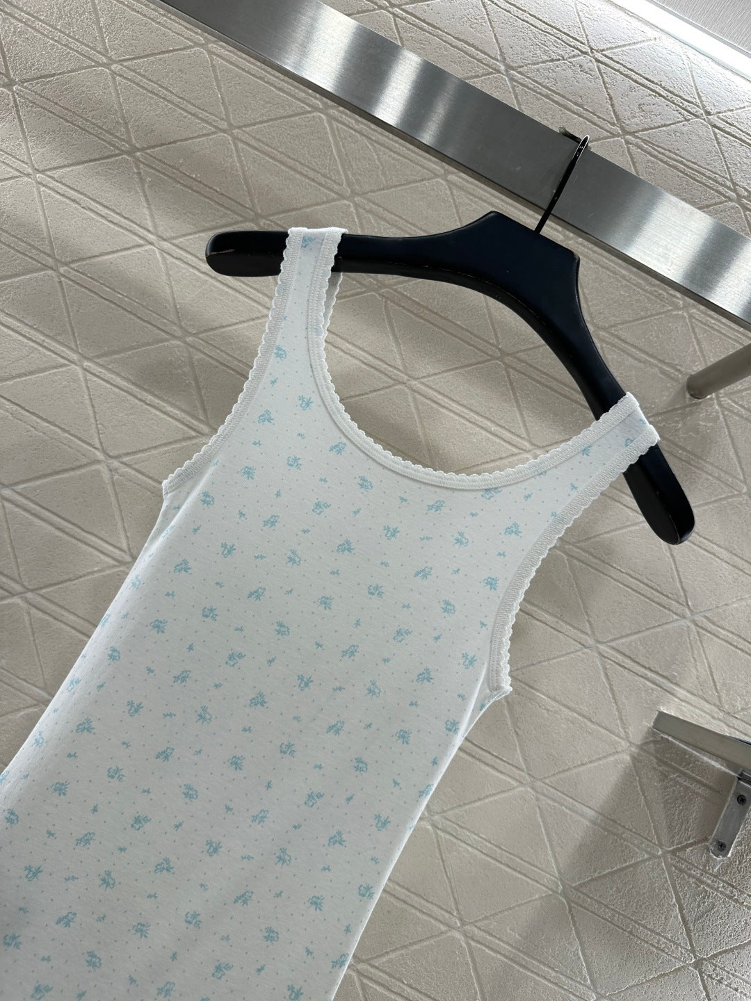 Slim fit U-neck floral vest