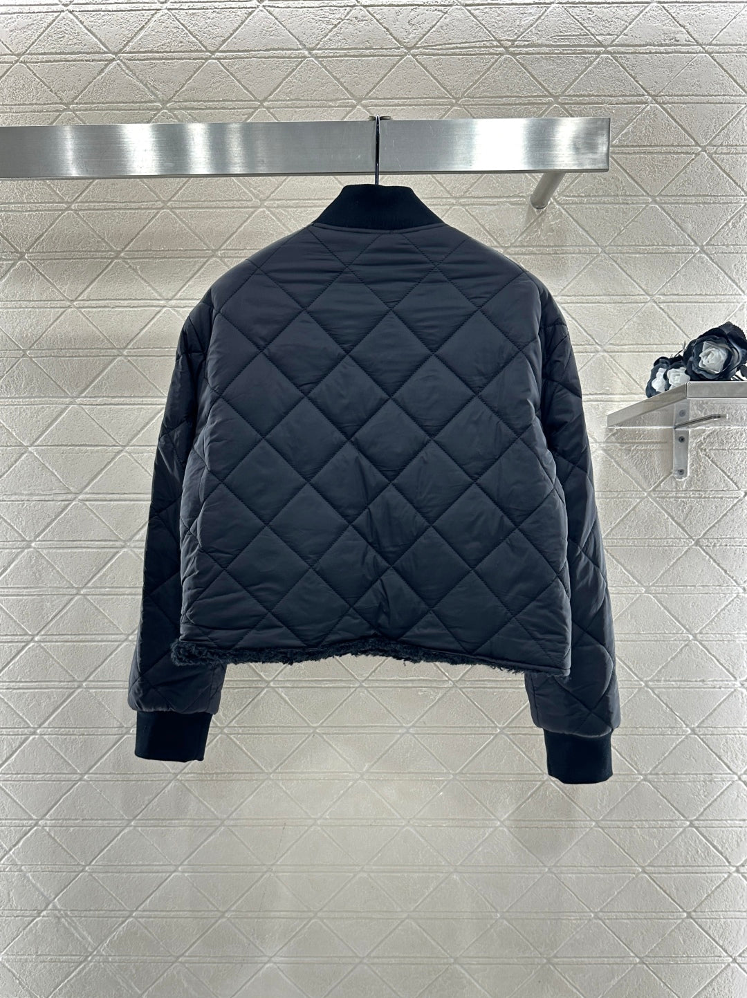 Wear lamb wool jackets on both sides