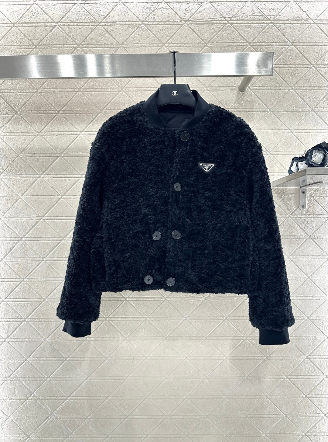 Wear lamb wool jackets on both sides