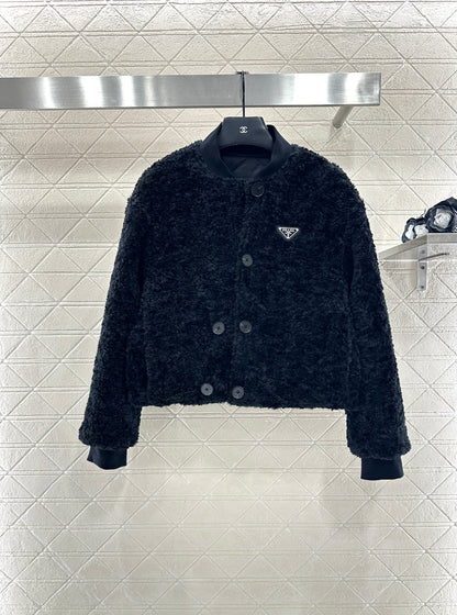 Wear lamb wool jackets on both sides