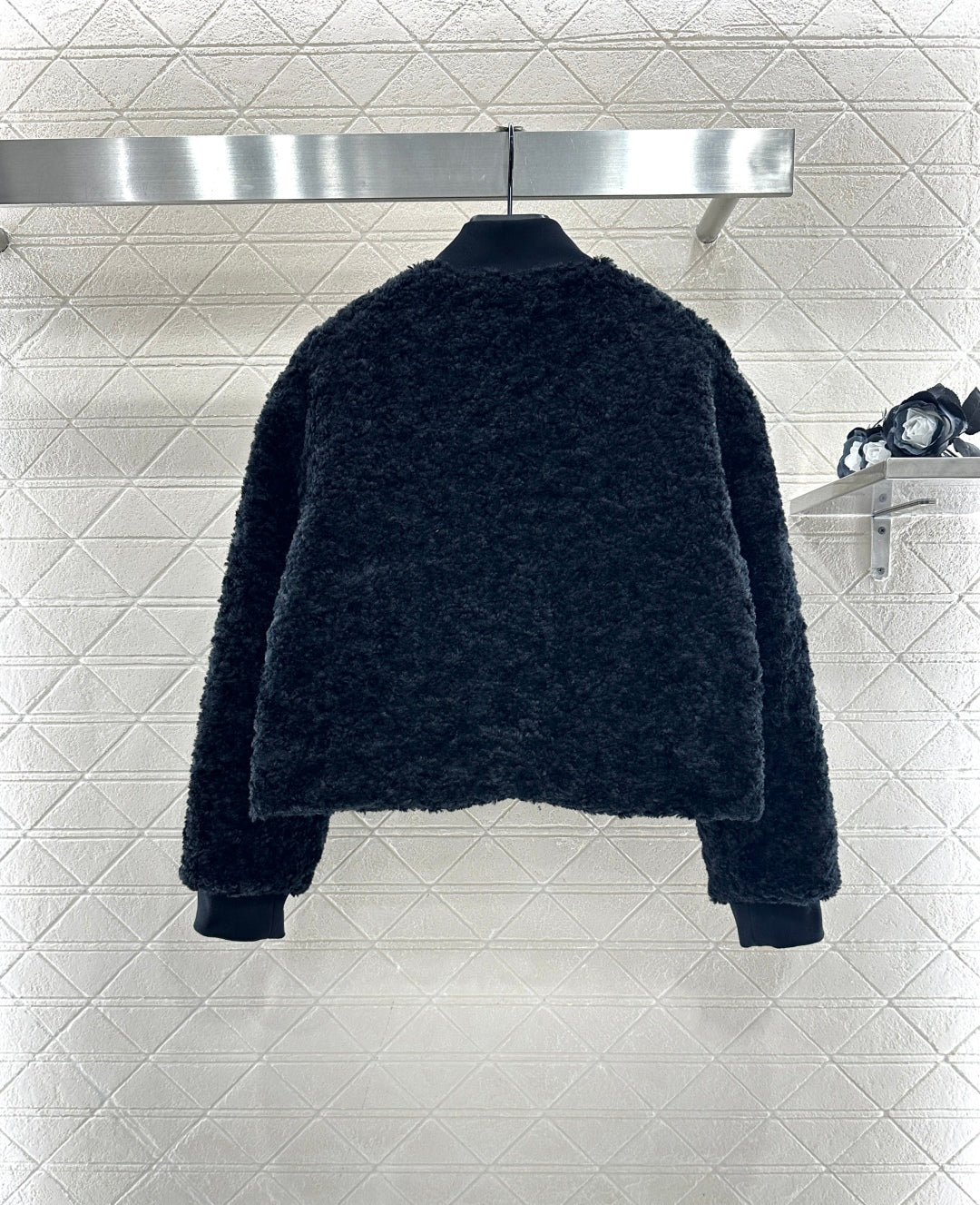 Wear lamb wool jackets on both sides