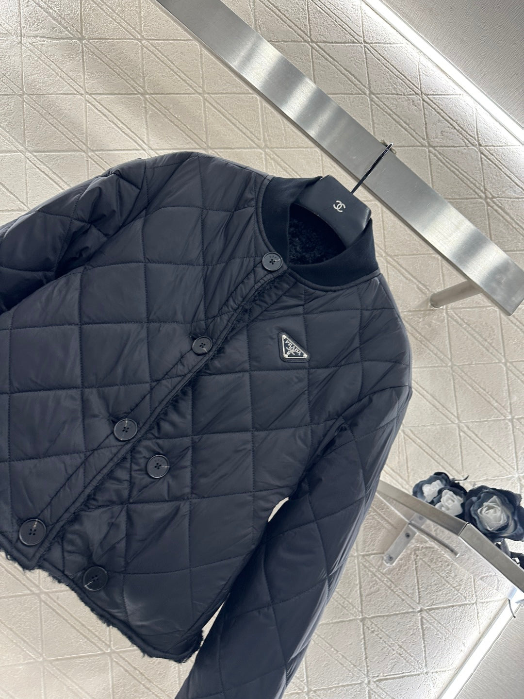 Wear lamb wool jackets on both sides