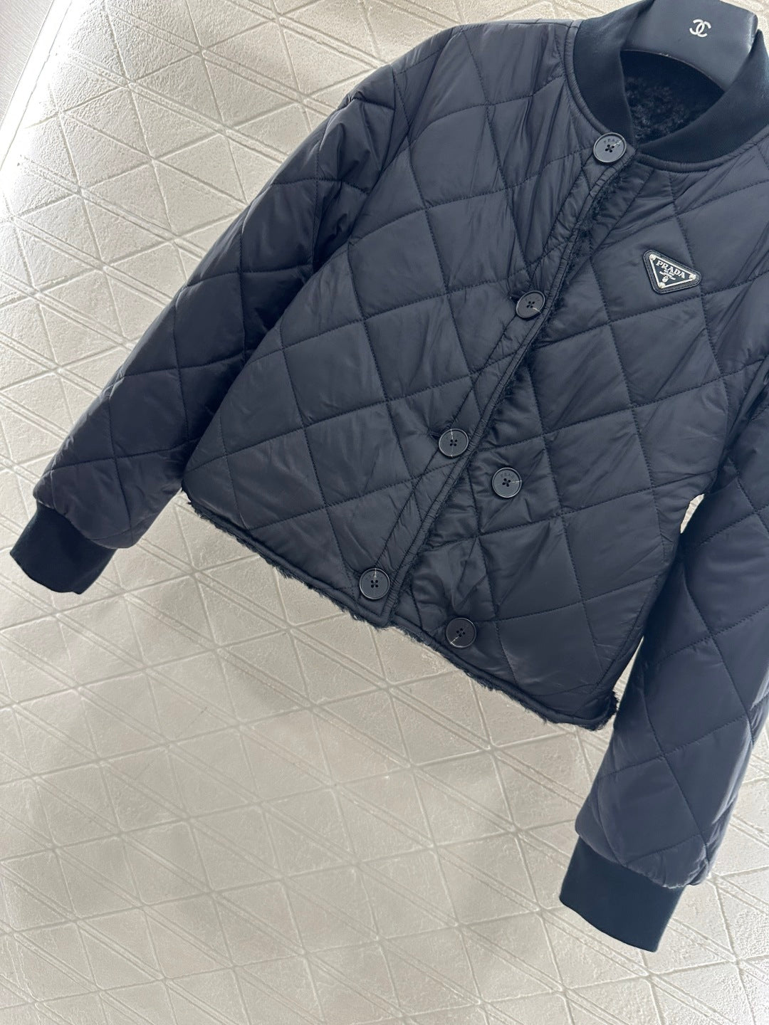 Wear lamb wool jackets on both sides