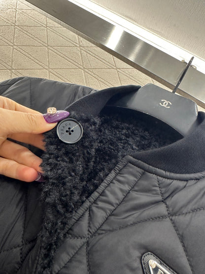 Wear lamb wool jackets on both sides