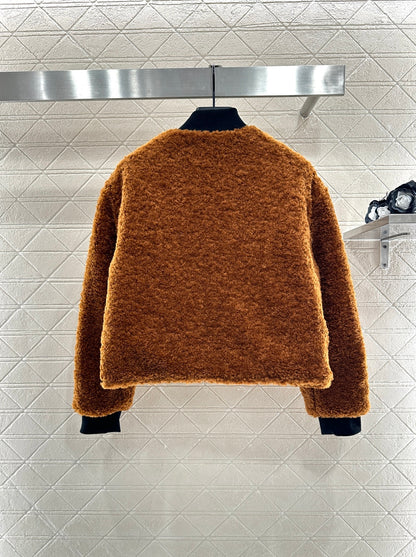 Wear lamb wool jackets on both sides