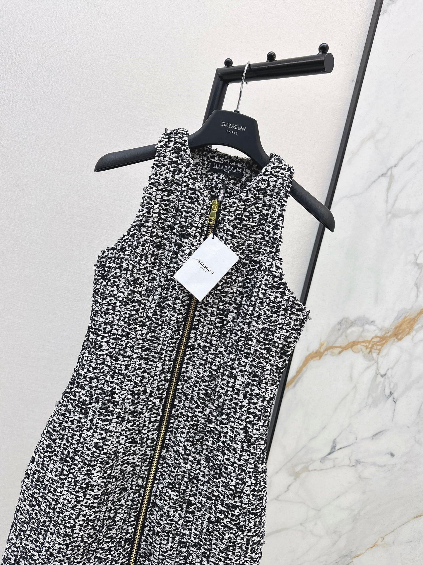 Coarse tweed pleated sleeveless dress