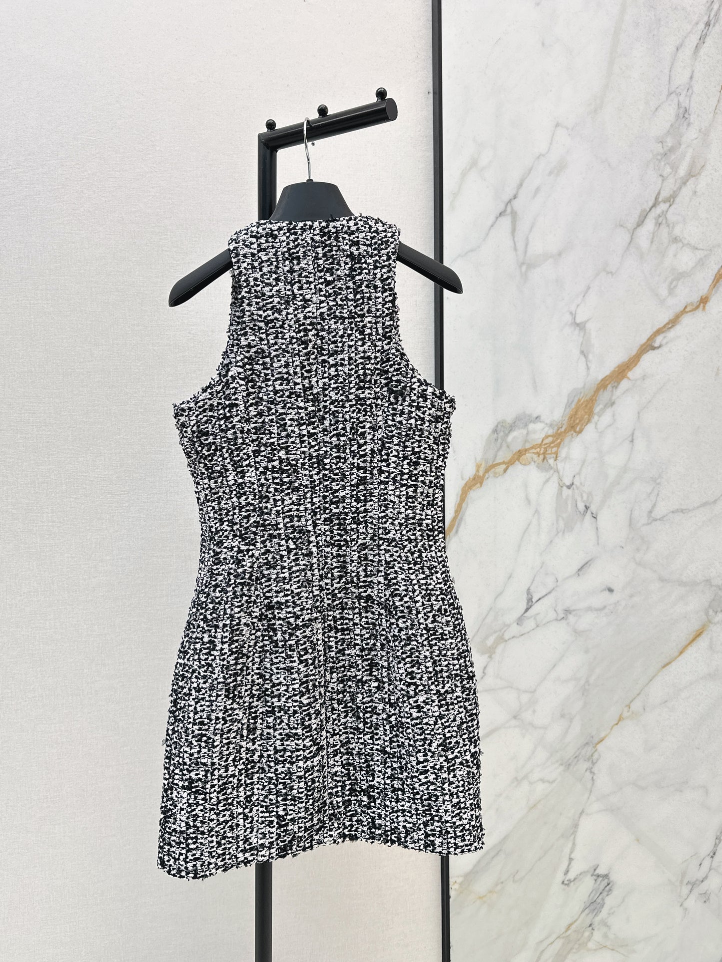 Coarse tweed pleated sleeveless dress