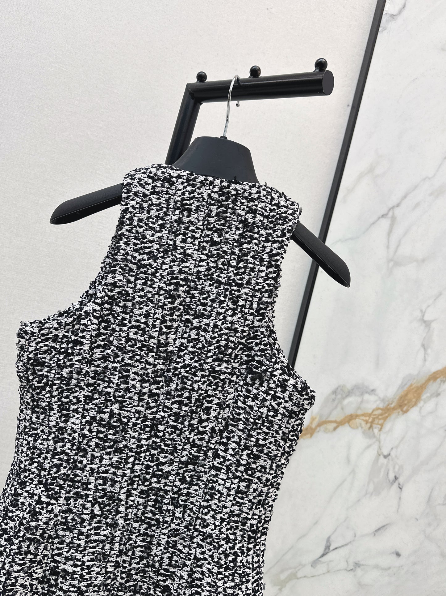 Coarse tweed pleated sleeveless dress