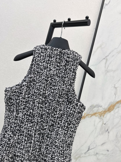 Coarse tweed pleated sleeveless dress