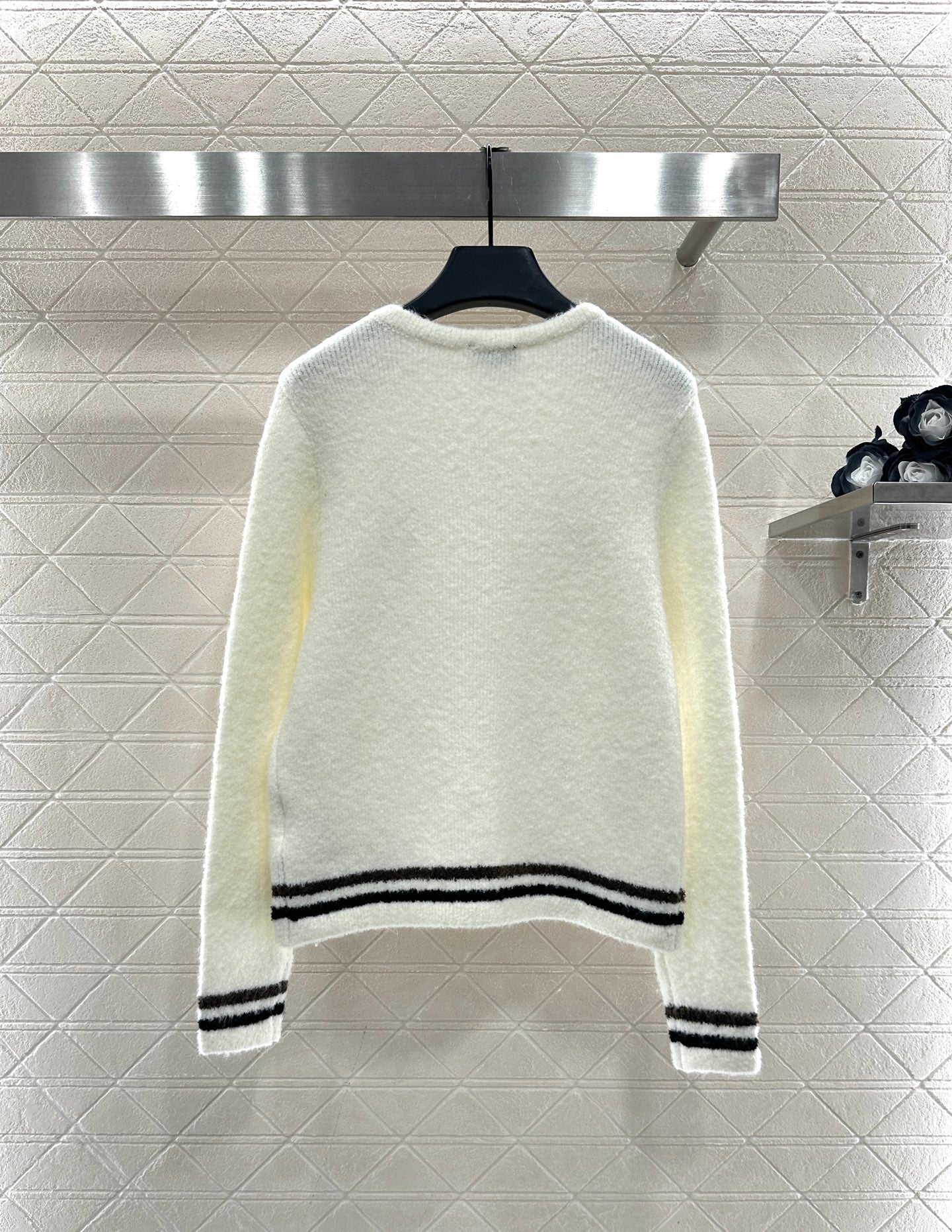 Soft and sticky knitted cardigan