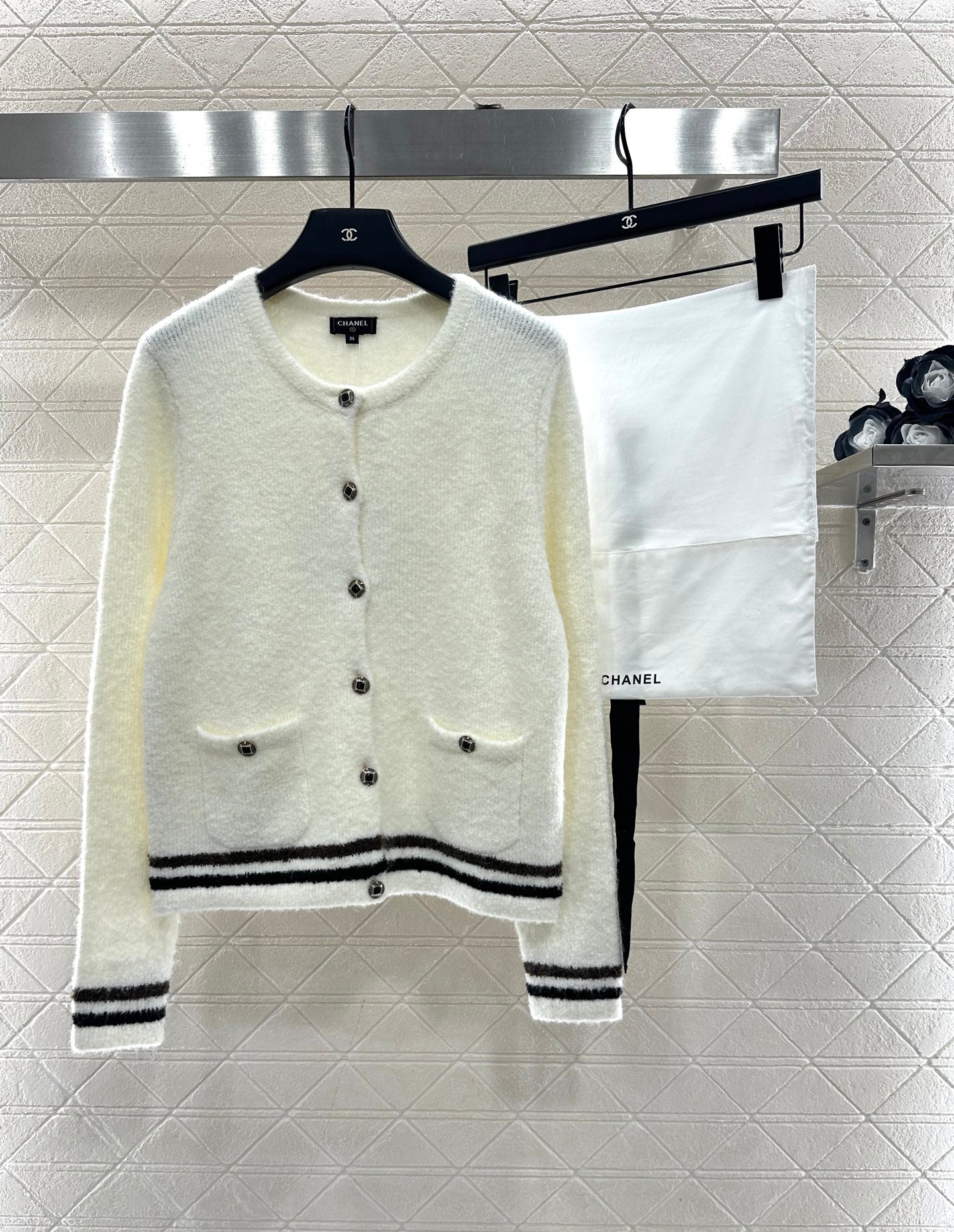 Soft and sticky knitted cardigan