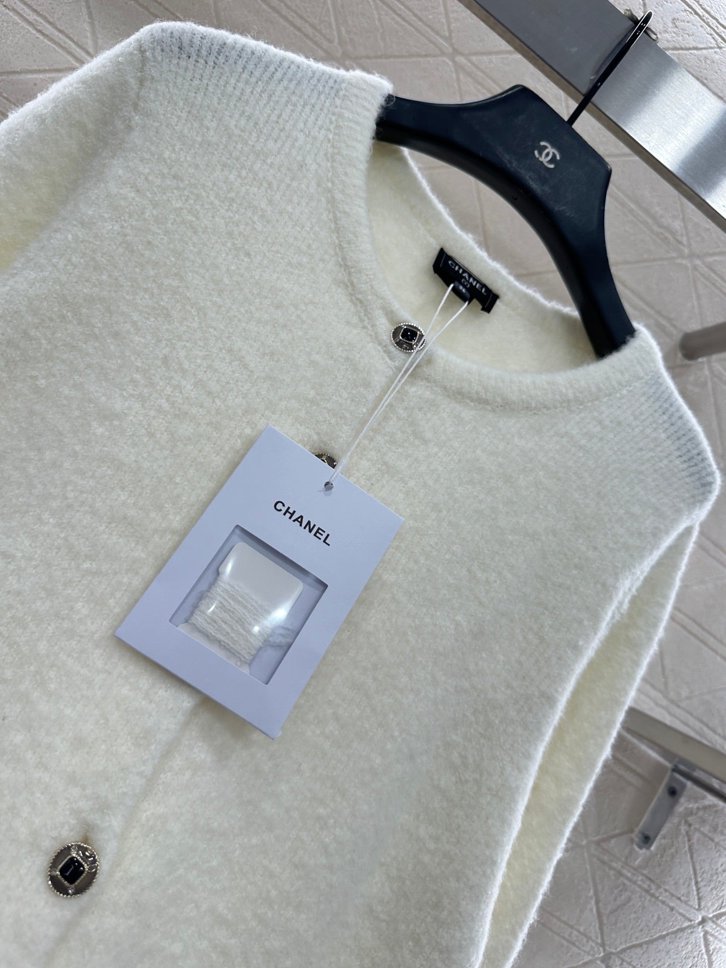 Soft and sticky knitted cardigan