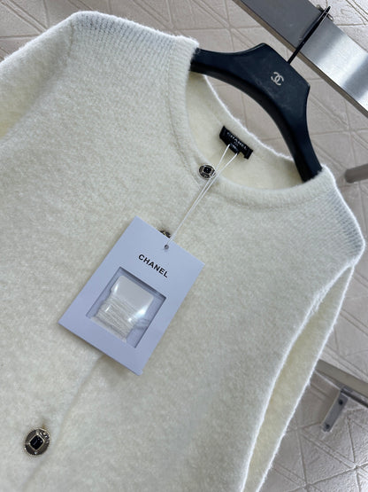 Soft and sticky knitted cardigan