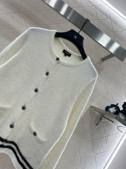 Soft and sticky knitted cardigan