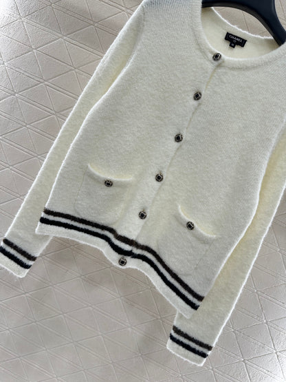 Soft and sticky knitted cardigan