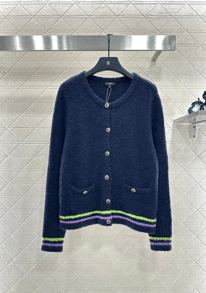 Soft and sticky knitted cardigan