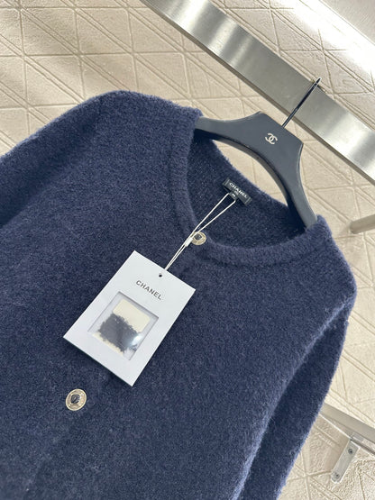 Soft and sticky knitted cardigan