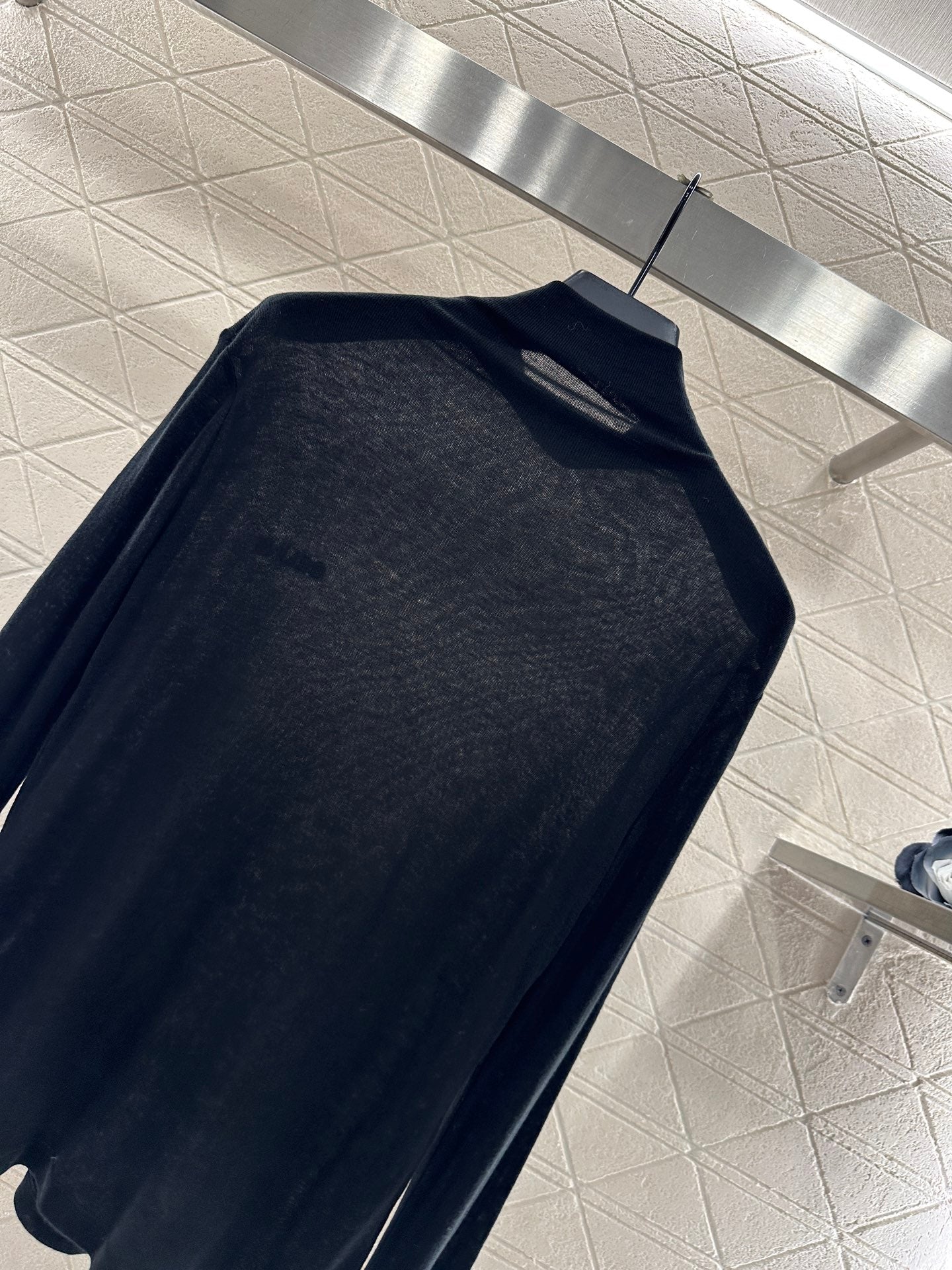 Slim fit letter high neck base shirt