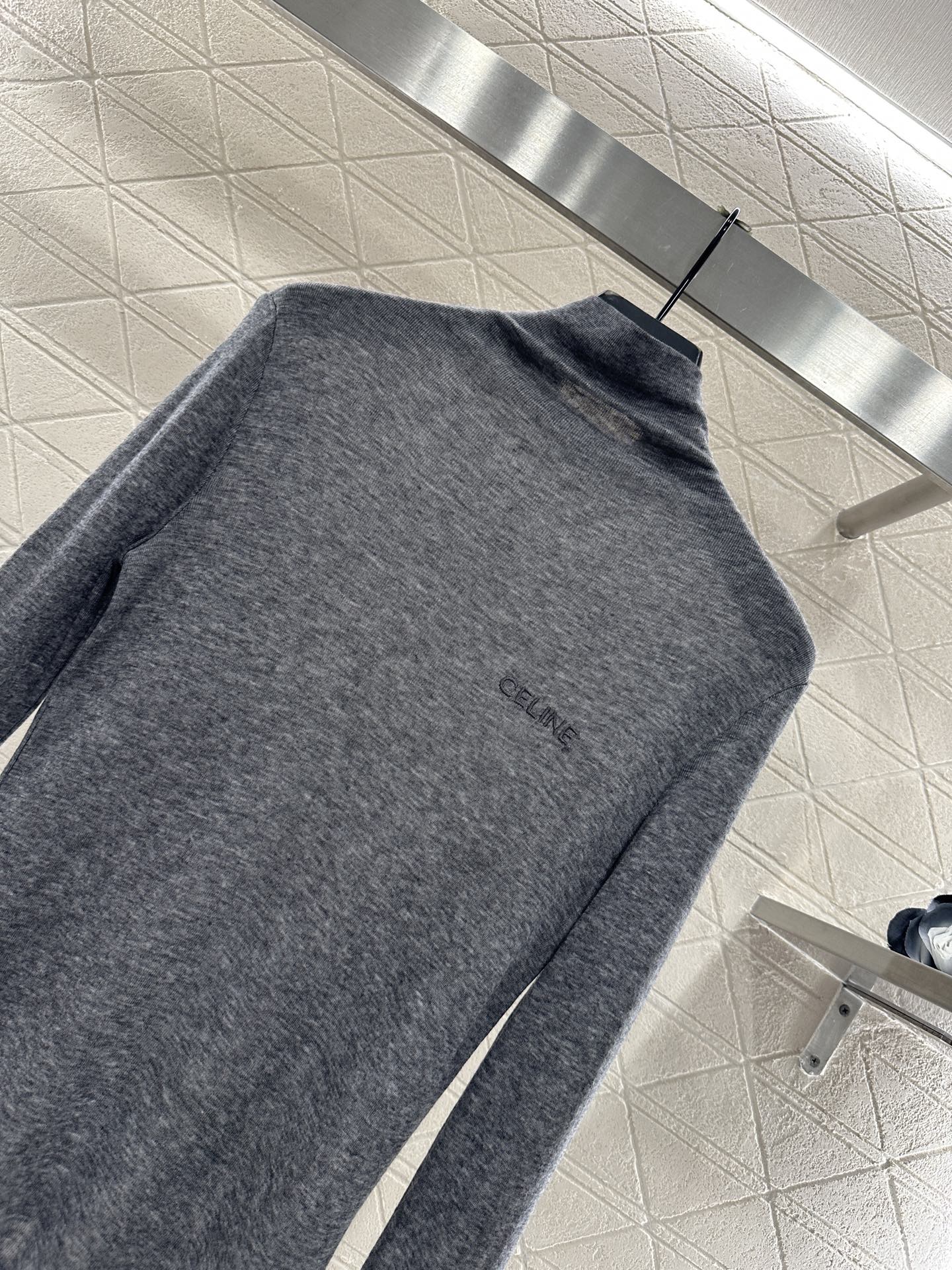 Slim fit letter high neck base shirt