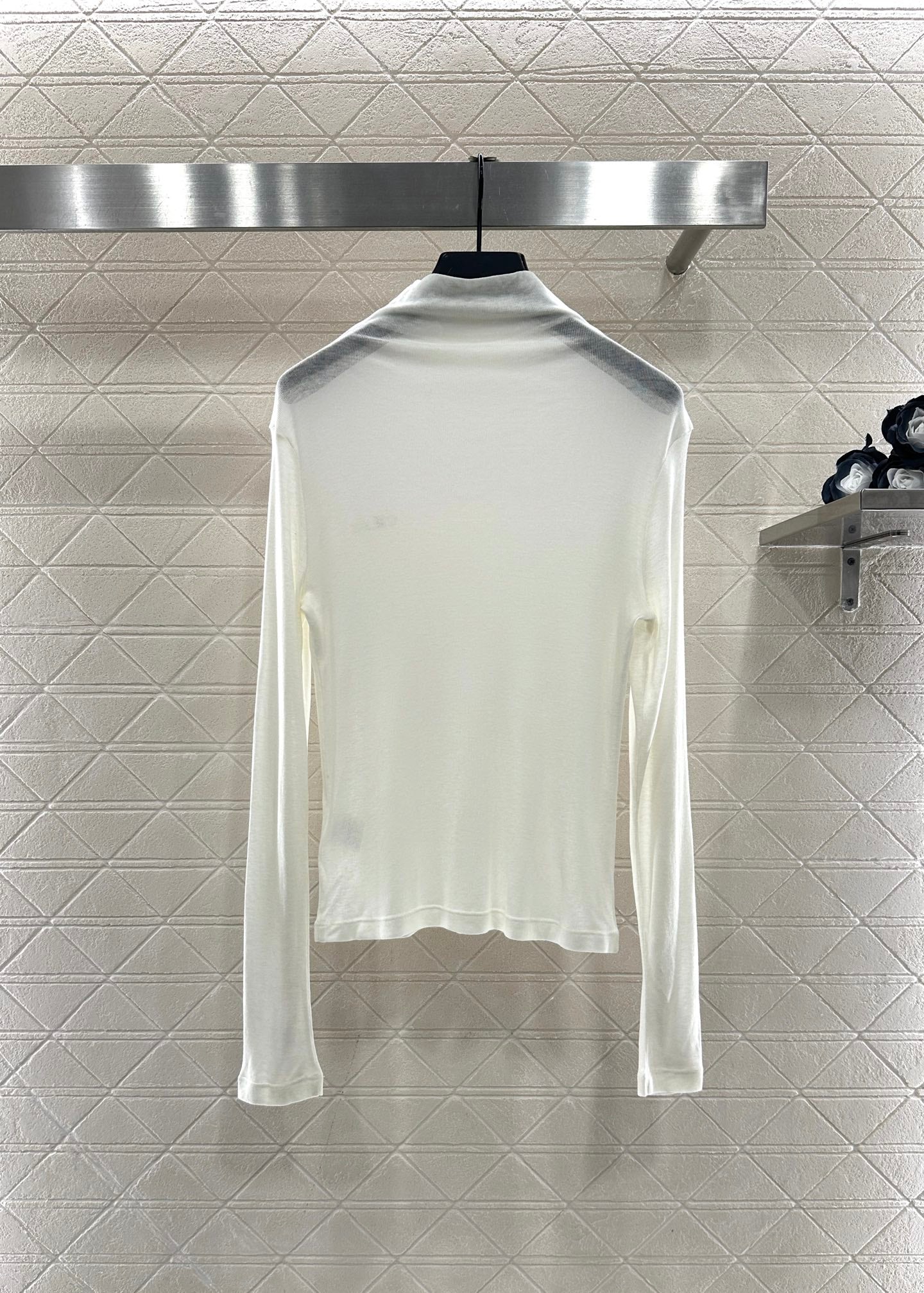 Slim fit letter high neck base shirt