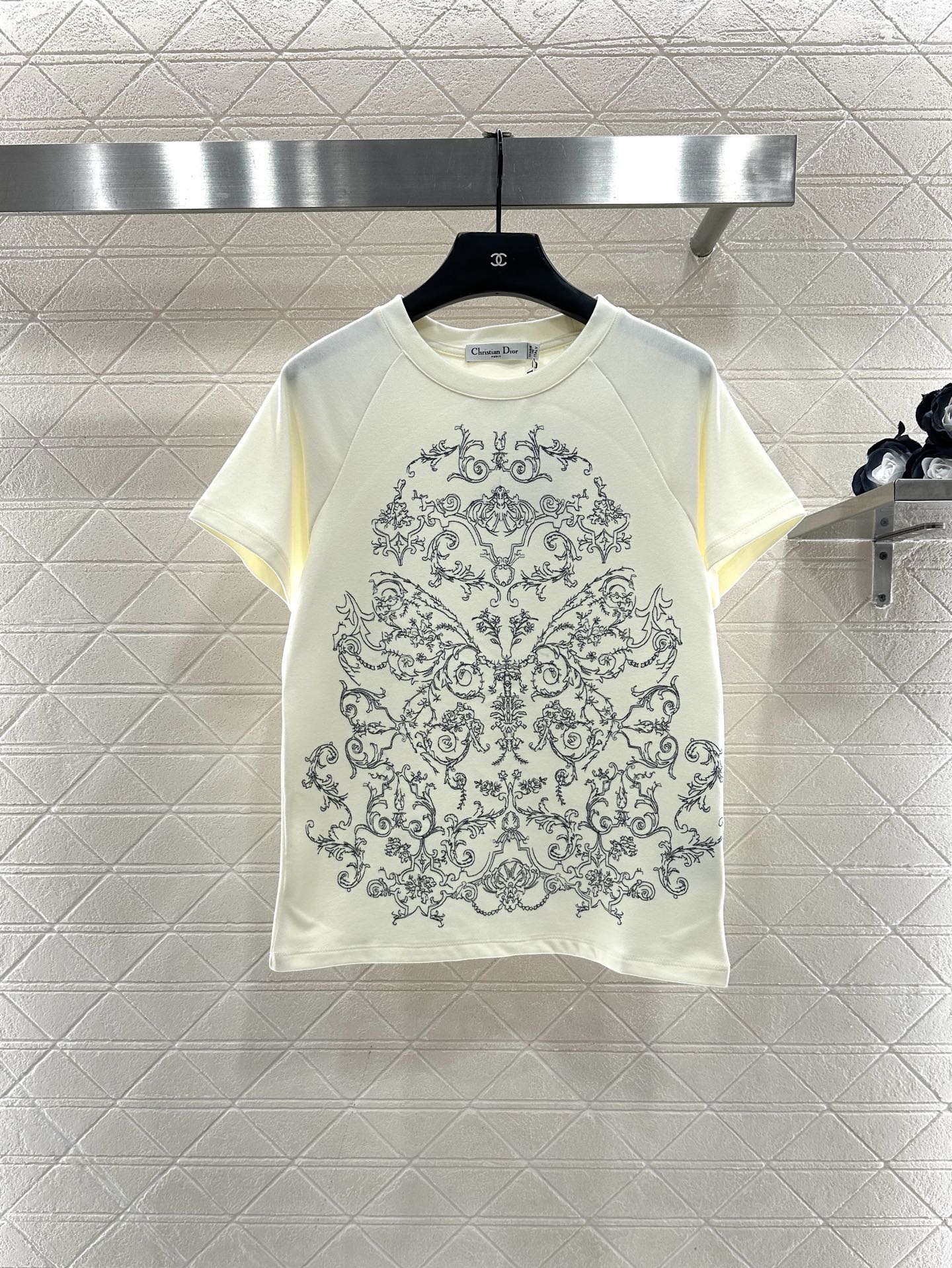 Round neck embroidery 𝑇𝑒𝑒