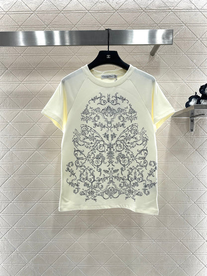 Round neck embroidery 𝑇𝑒𝑒