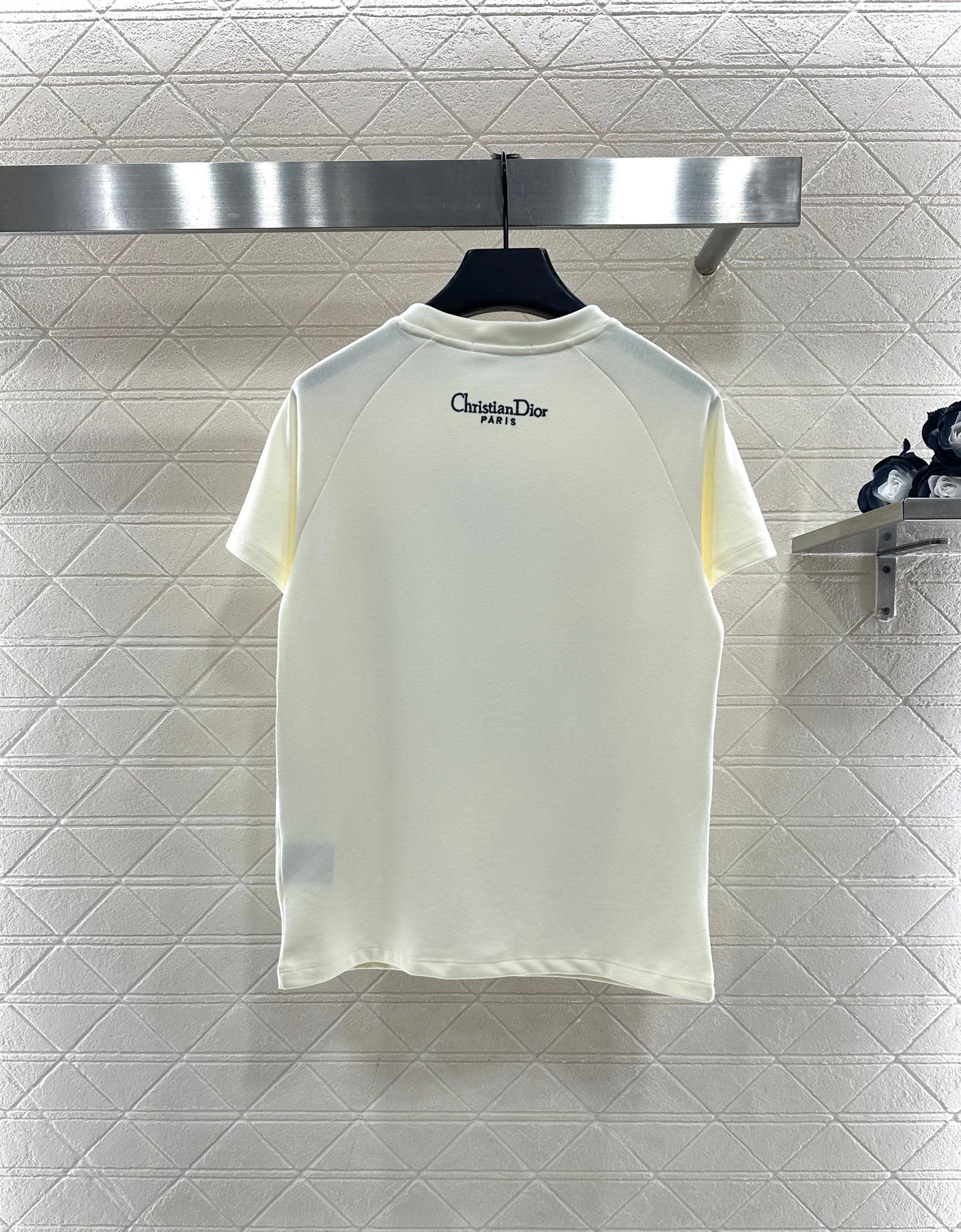 Round neck embroidery 𝑇𝑒𝑒