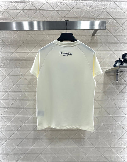 Round neck embroidery 𝑇𝑒𝑒