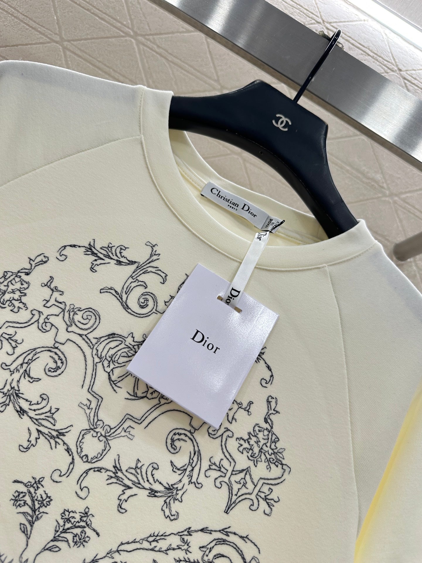 Round neck embroidery 𝑇𝑒𝑒