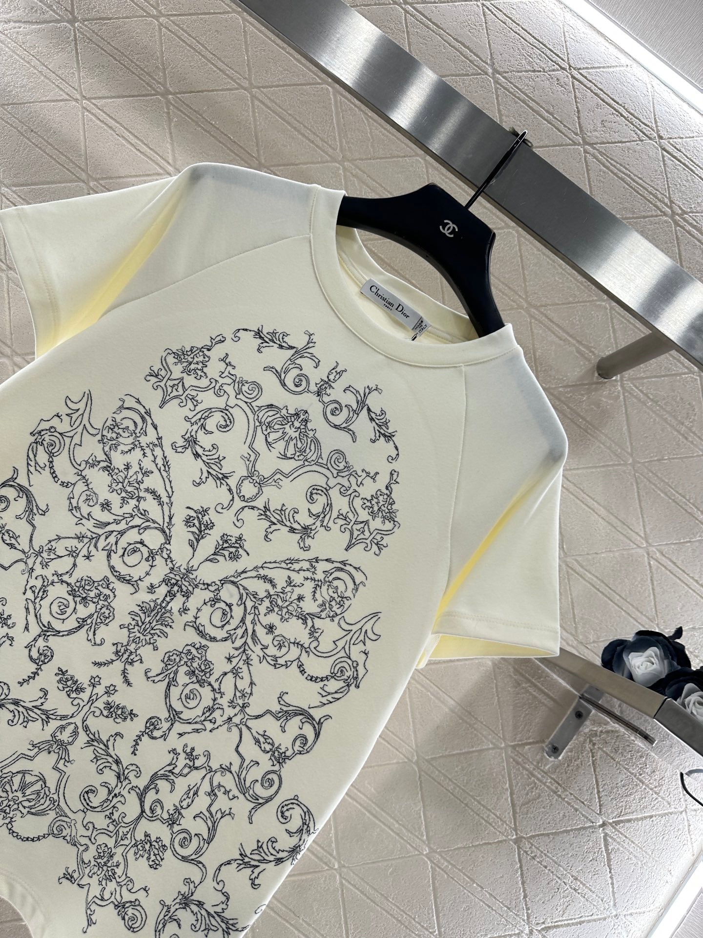 Round neck embroidery 𝑇𝑒𝑒