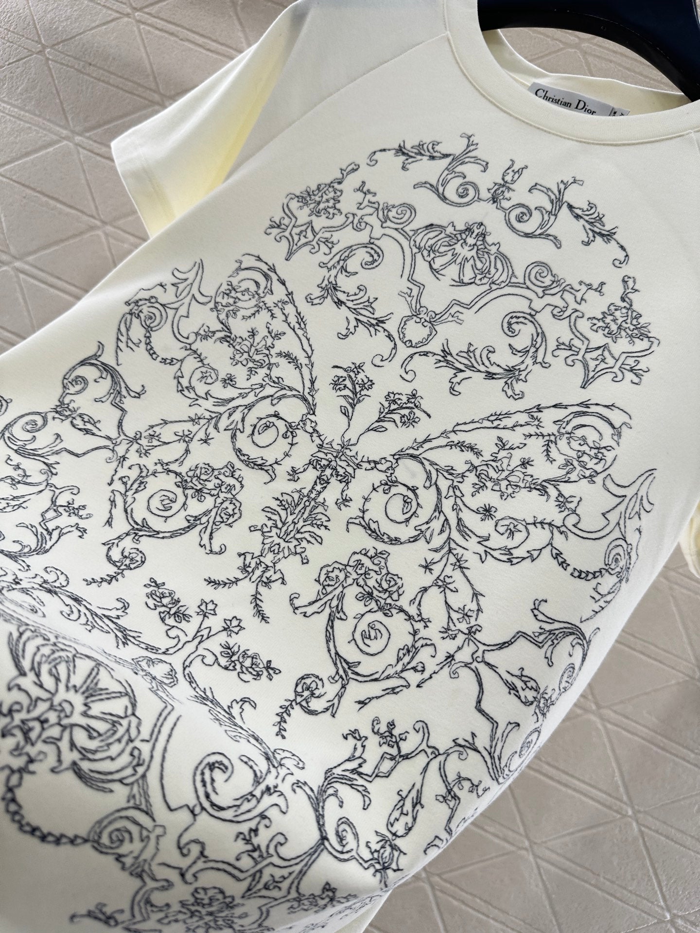 Round neck embroidery 𝑇𝑒𝑒