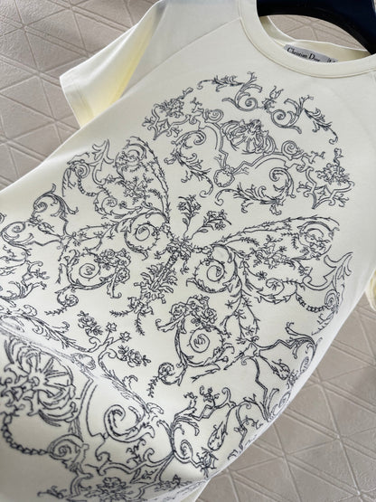 Round neck embroidery 𝑇𝑒𝑒