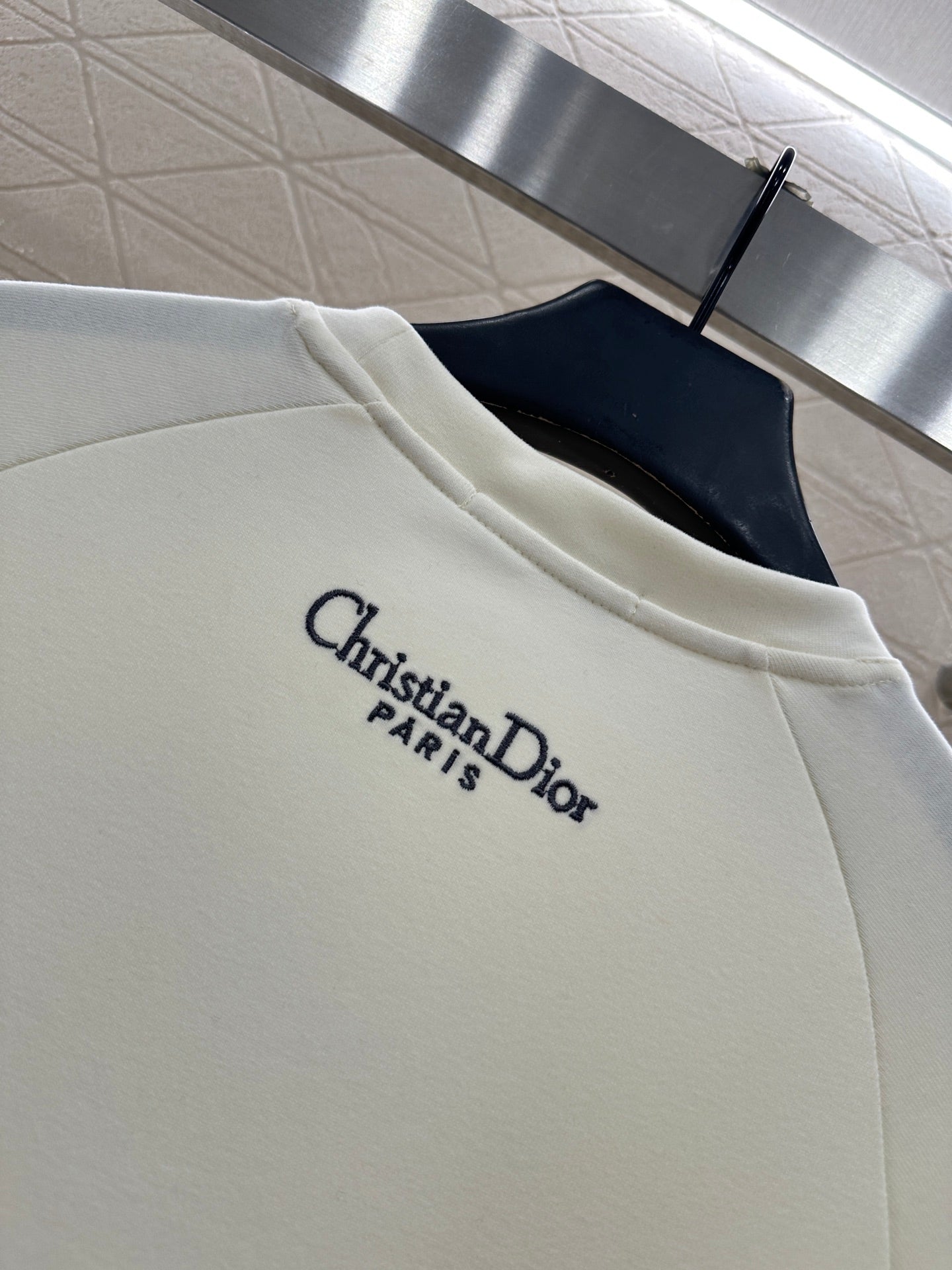 Round neck embroidery 𝑇𝑒𝑒