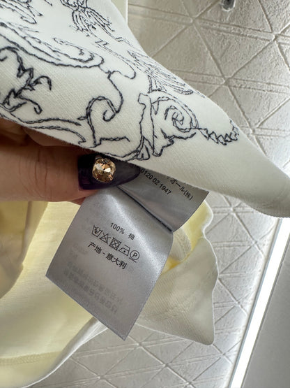 Round neck embroidery 𝑇𝑒𝑒