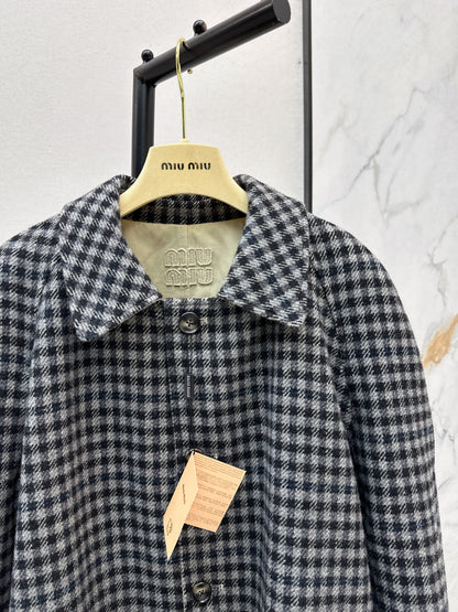 Double sided long windbreaker design