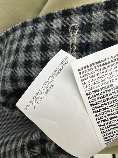 Double sided long windbreaker design