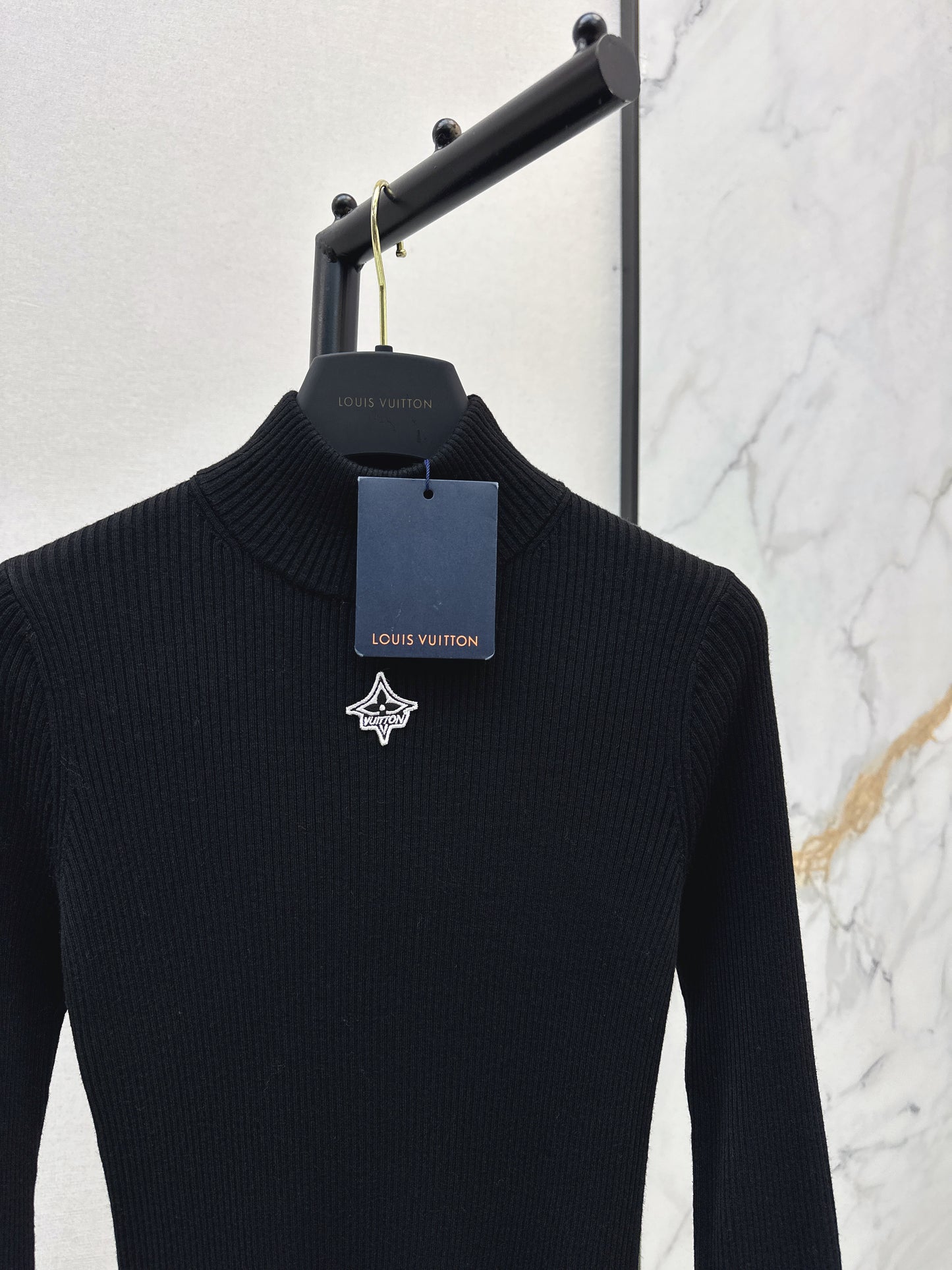 Slim fit letter logo high neck base shirt