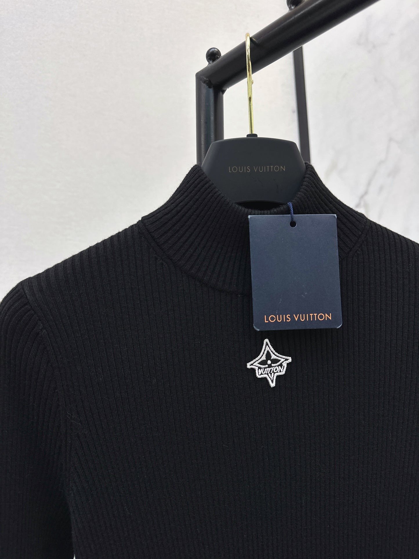 Slim fit letter logo high neck base shirt