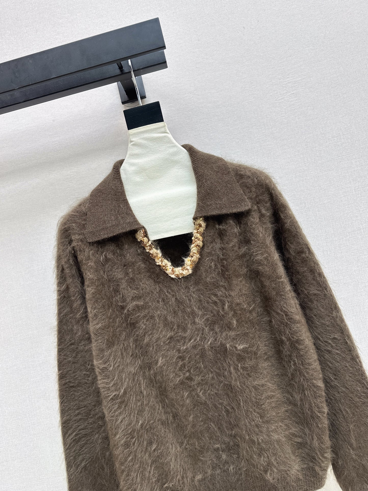 Sparkling woven decorative V-neck sweater