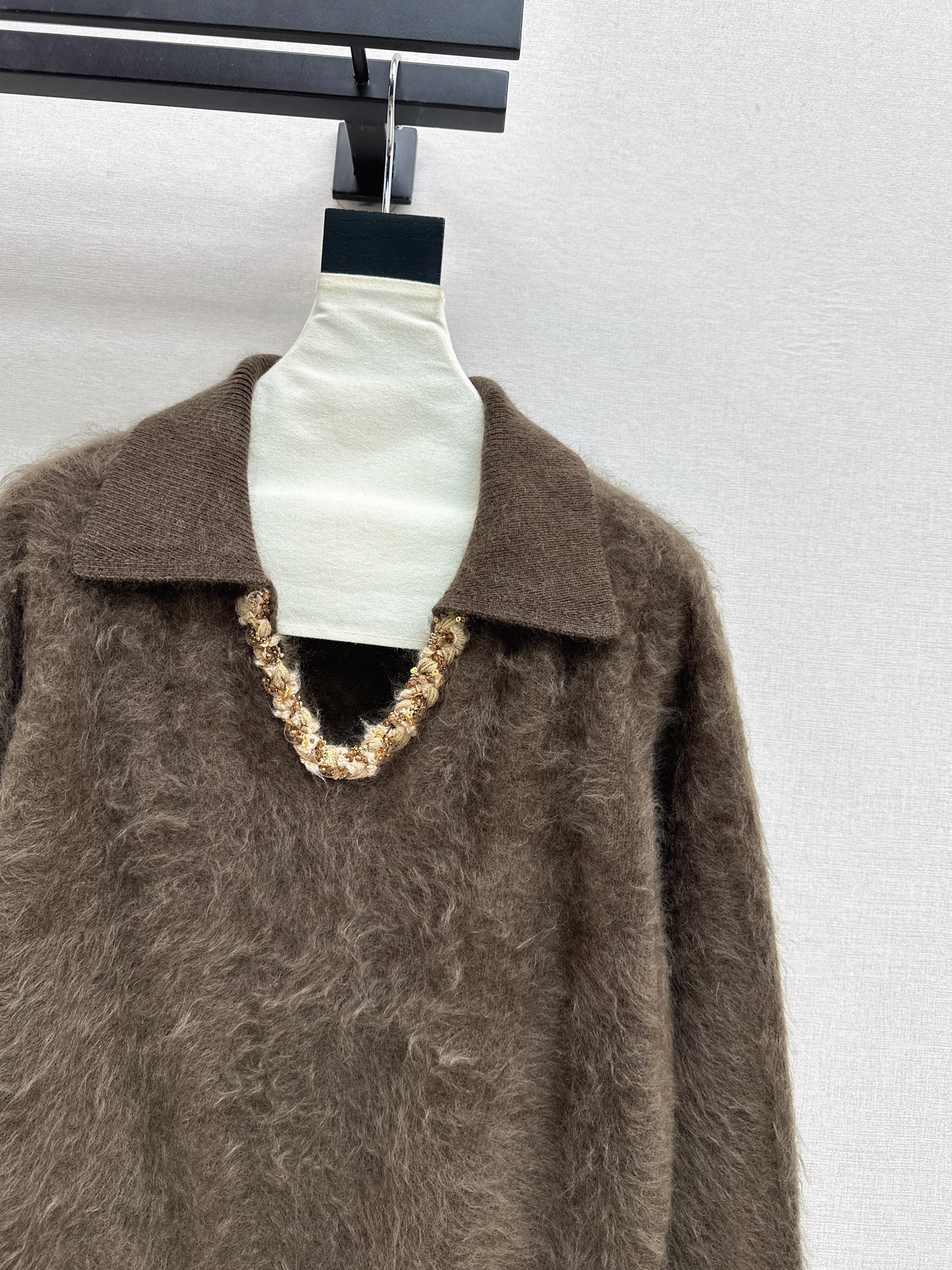 Sparkling woven decorative V-neck sweater