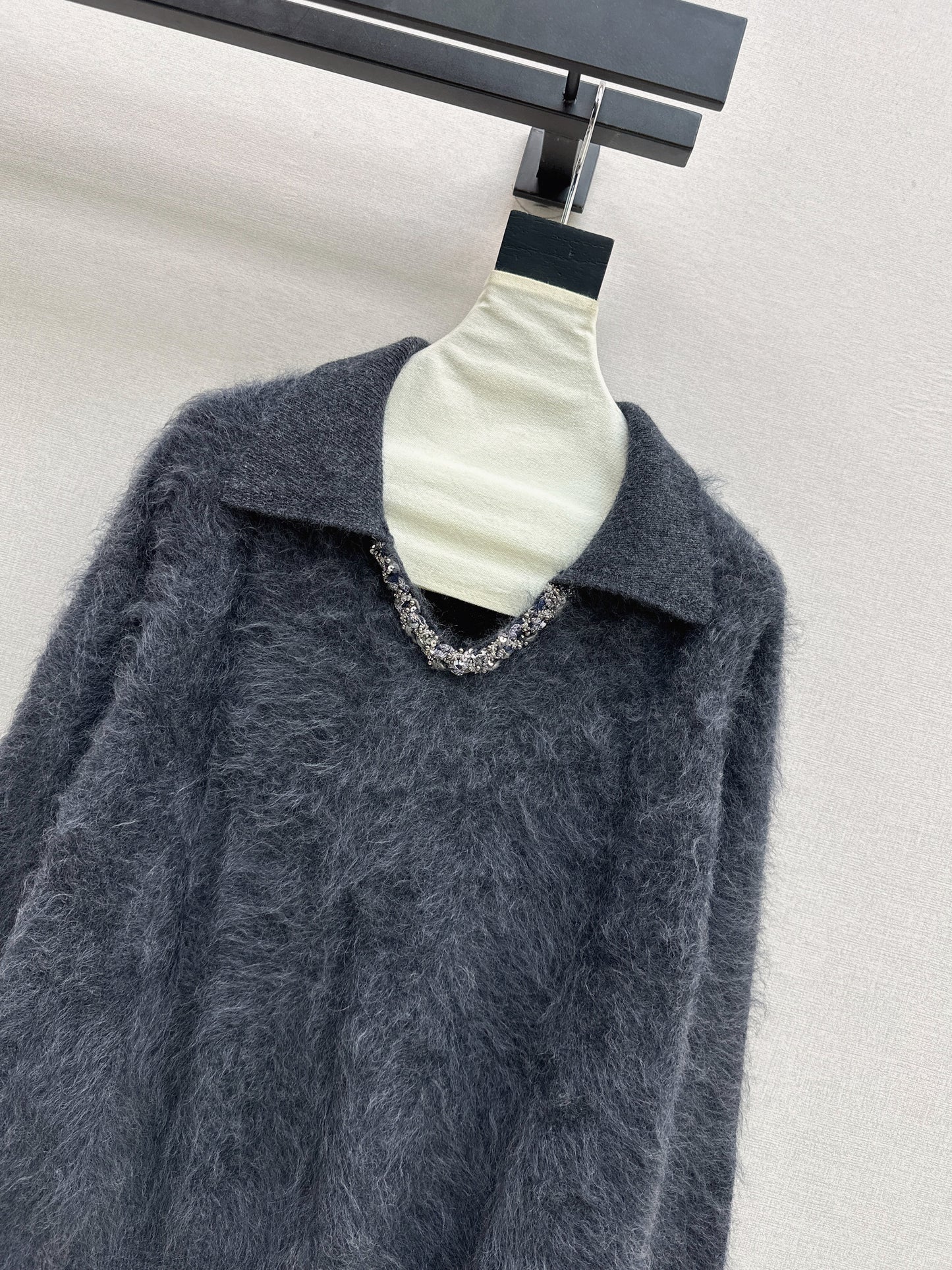 Sparkling woven decorative V-neck sweater