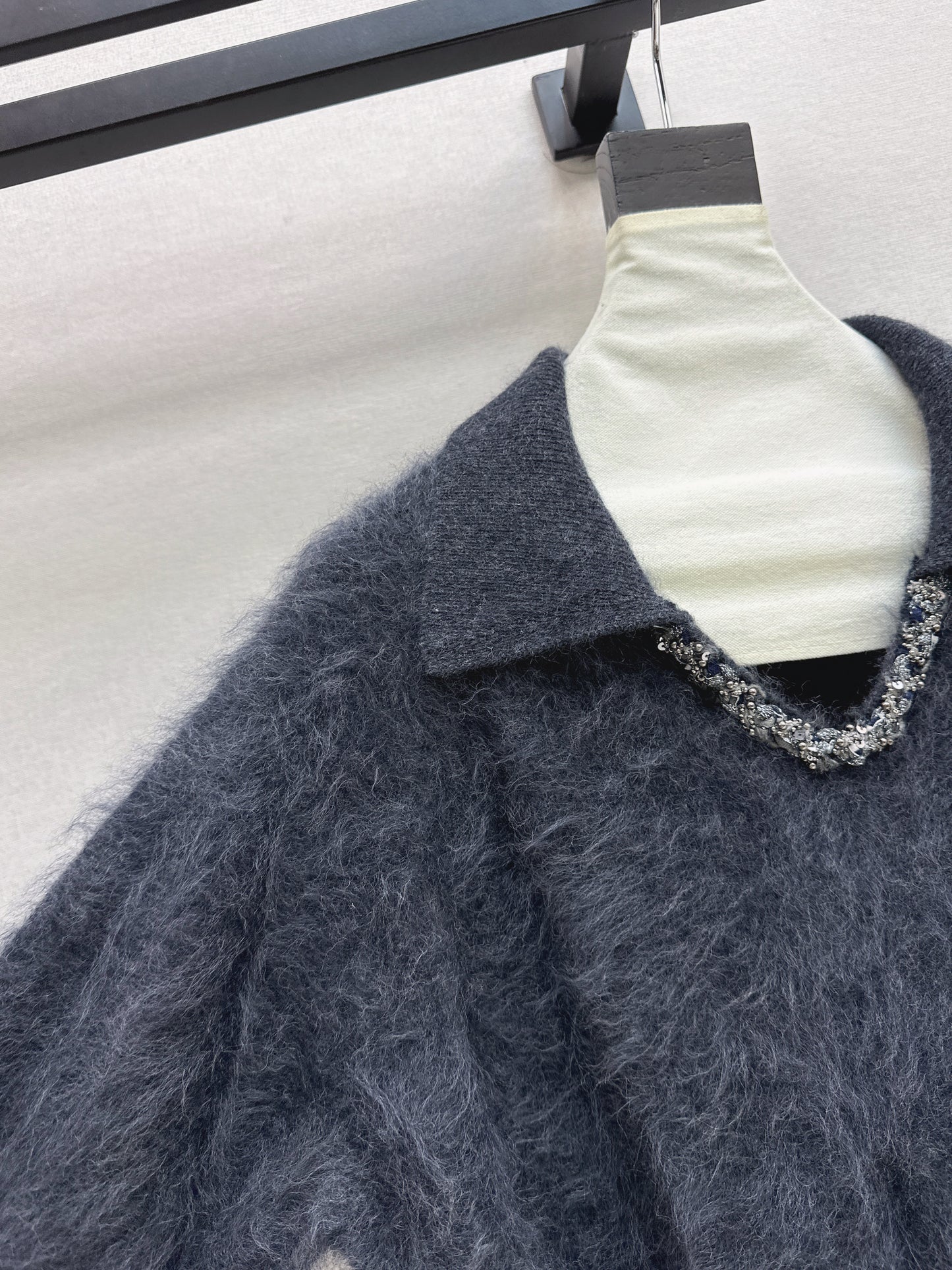 Sparkling woven decorative V-neck sweater