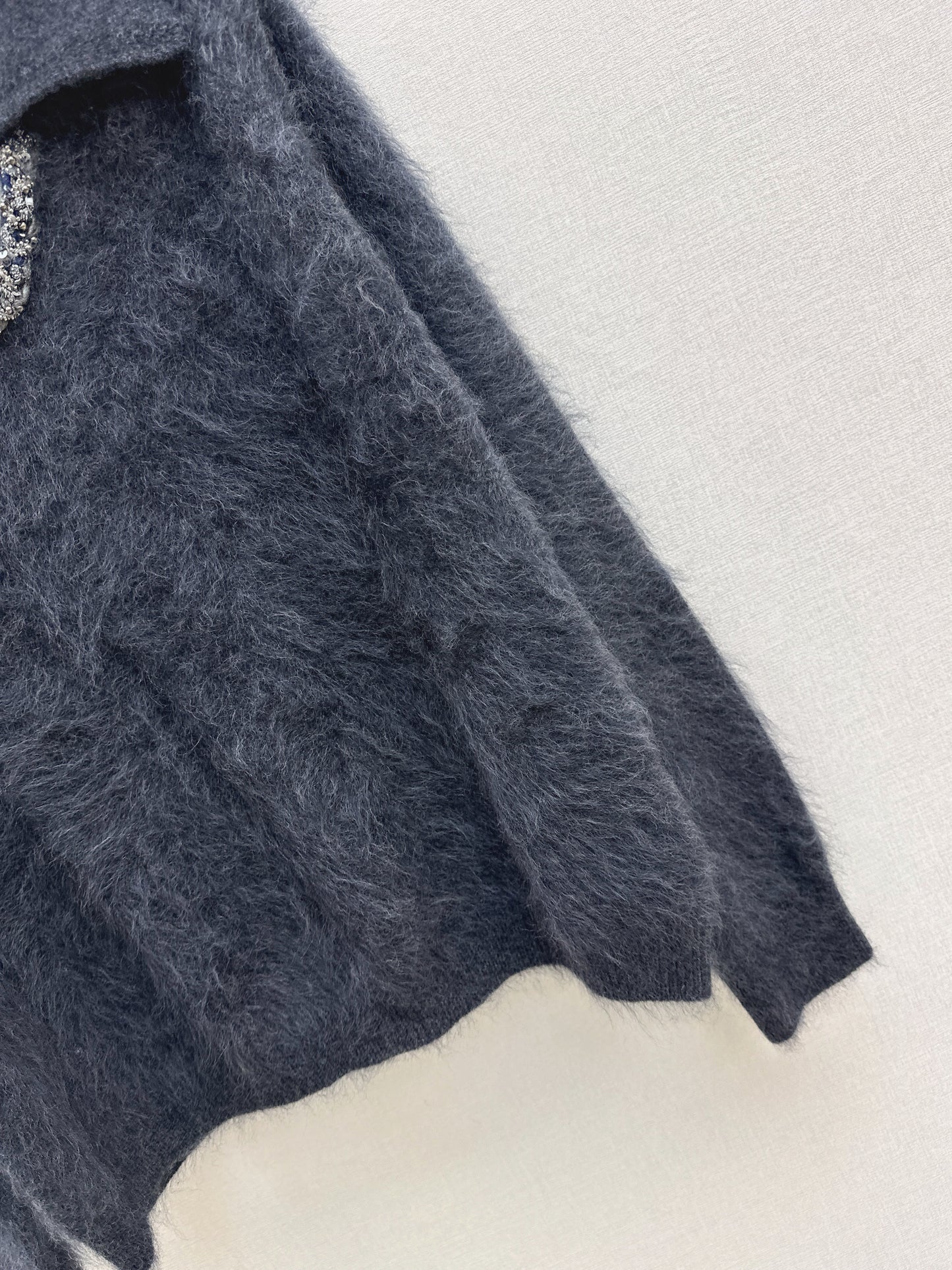 Sparkling woven decorative V-neck sweater