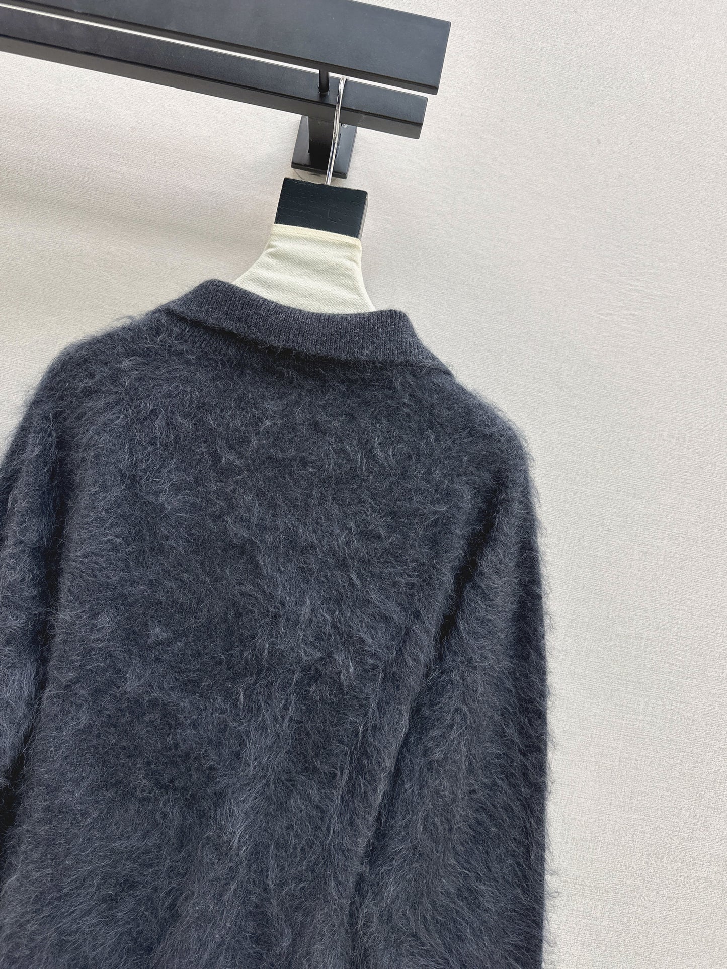 Sparkling woven decorative V-neck sweater