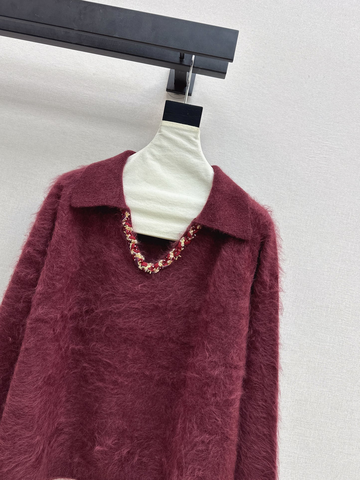 Sparkling woven decorative V-neck sweater