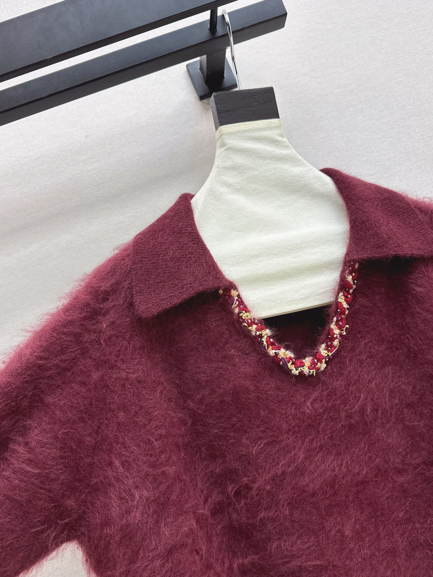 Sparkling woven decorative V-neck sweater