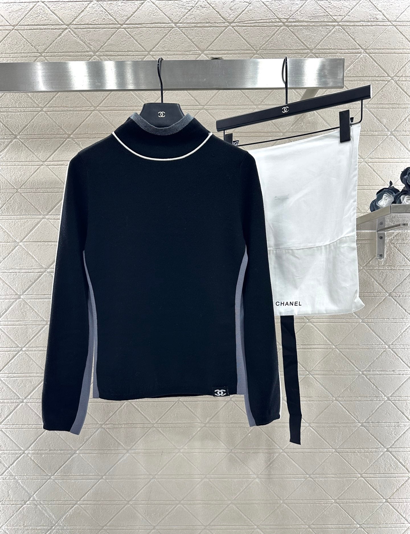 Small high neck knitted pullover sweater